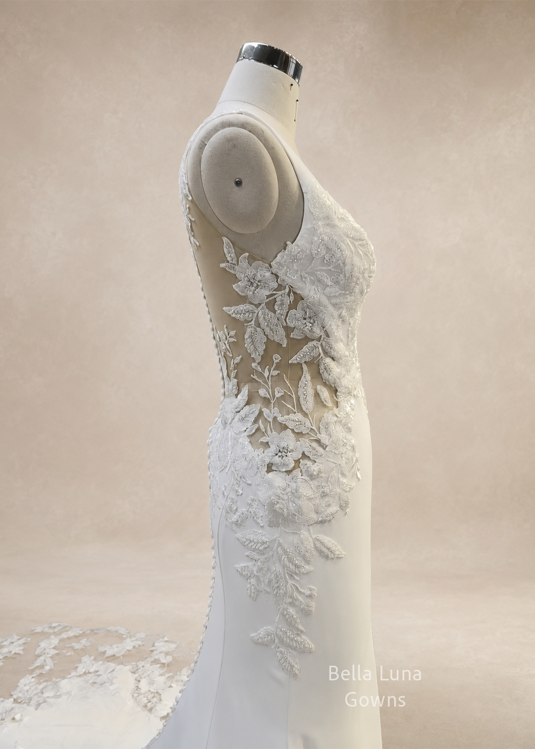 valessine-fitted-satin-wedding-dress-side-view.webp
Alt: Side view of Valessine fitted satin wedding dress and sheer embroidered floral train