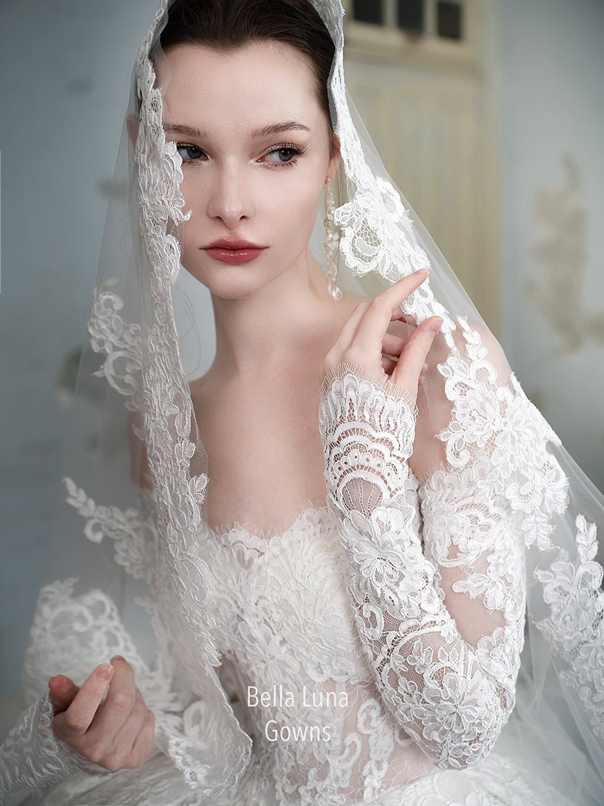 VIPCS33 - Bella Luna Gowns