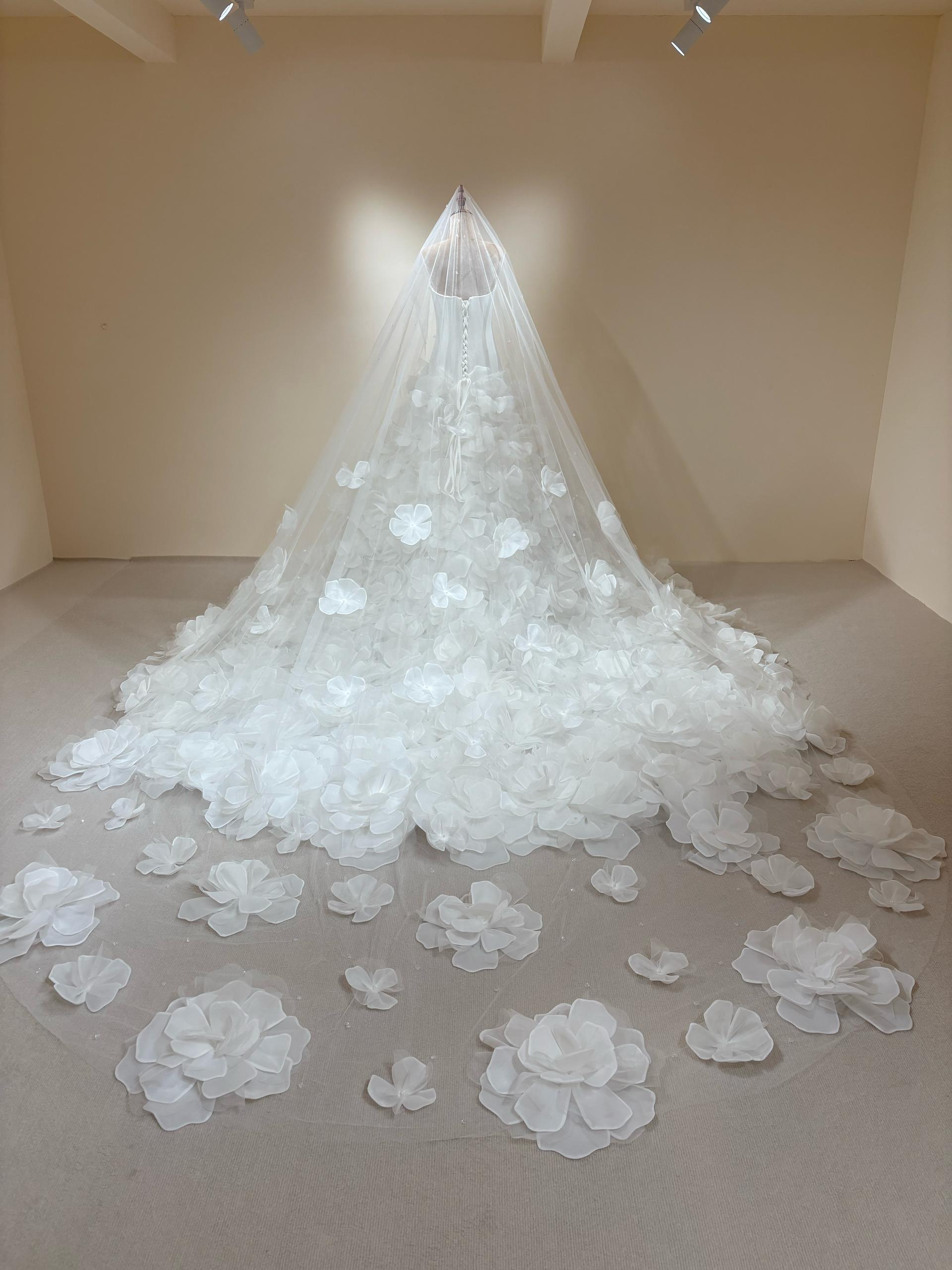 Fleur Royale wedding veil with varying-size 3D flowers scattered across the tulle