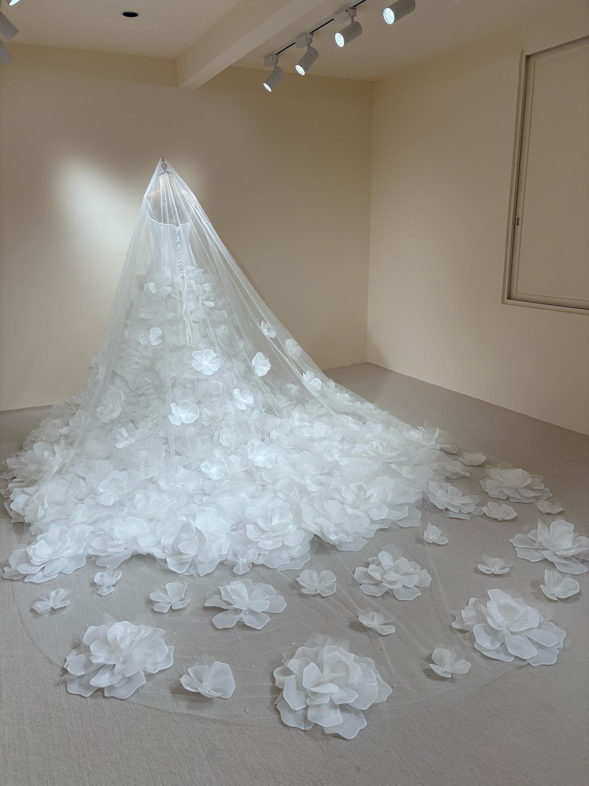 Fleur Royale wedding veil with varying-size 3D flowers scattered across the tulle