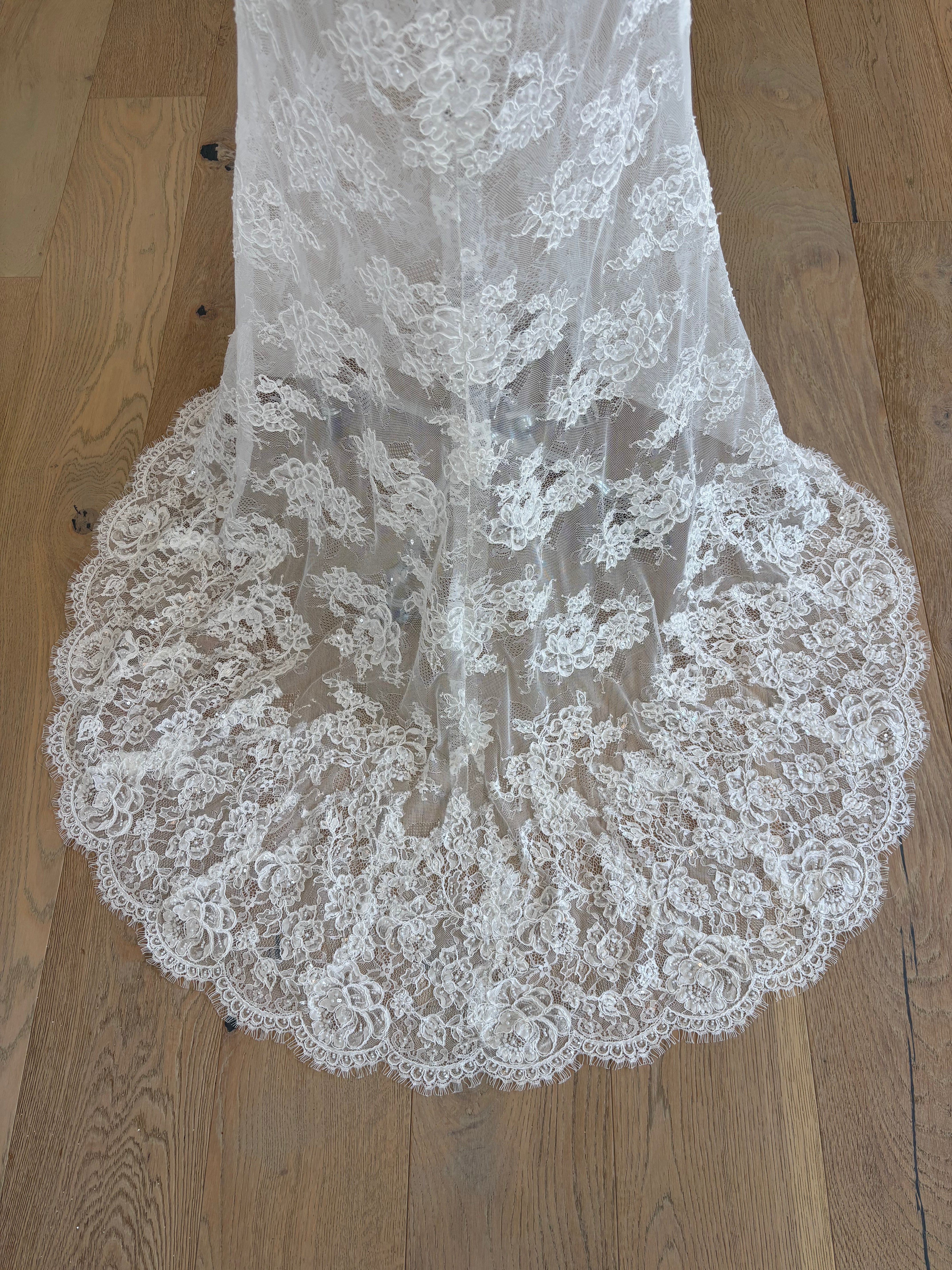 close up view of the french lace fabric of the Amélie train