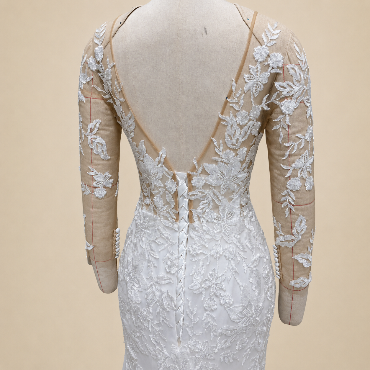 Mélisande Close-up of deep illusion back with floral lace and adjustable corset closure