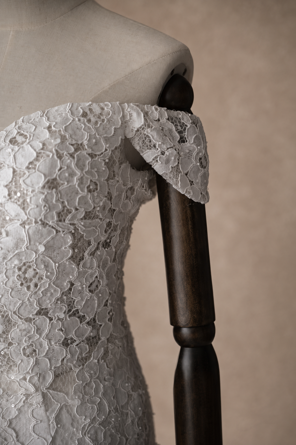 Sienna plunging sweetheart bodice with dimensional beaded corded floral lace